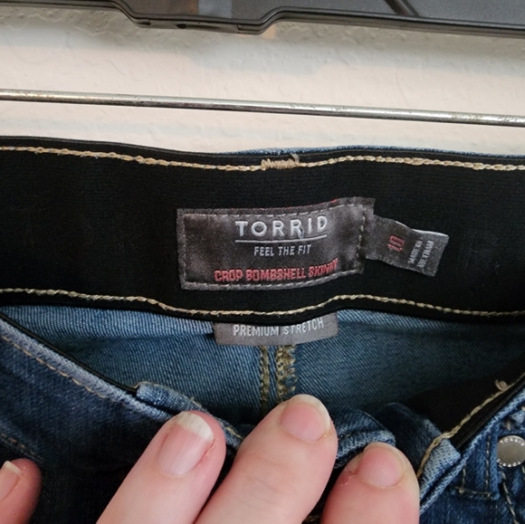 Torrid Bombshell skinny cropped destructed denim sz 10 - Picture 6 of 7